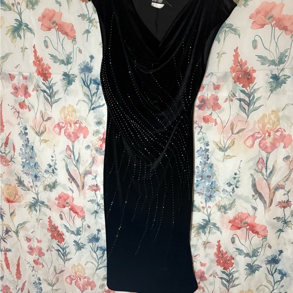 Vintage Chic Black Midi Dress with Sparkling Accents - Picture 2 of 8